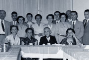 Miembros de la familia Urgoiti en torno a Ricarda Somovilla, 12 de julio 1954.