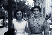 M.ª Soledad Carrasco con su madre, Madrid, 7 de julio de 1958.