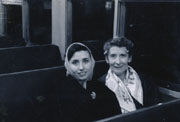 M.ª Soledad Carrasco con su madre al regreso de la cena en casa de los Gilbert. En un tren de Long Island, 14 de abril de 1960.