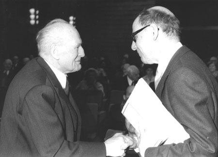 Antonio Tovar con Alfred Toepher después de recibir el Premio Goethe de la Fundación F.V.S. (Hamburgo, 1981)