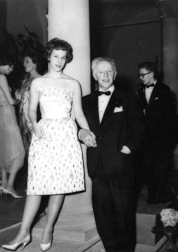 Plano general de Alina y Arthur Rubinstein posando cogidos de la mano ...